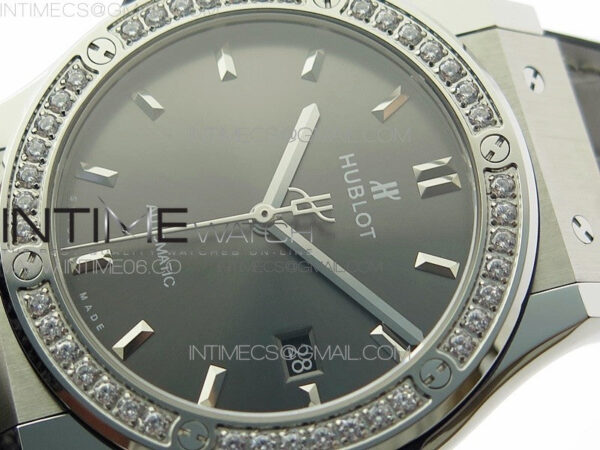 Classic Fusion 42mm SS Paved Diamonds Bezel B50F Gray Dial On Gray Gummy Strap A2892 – Bild 4
