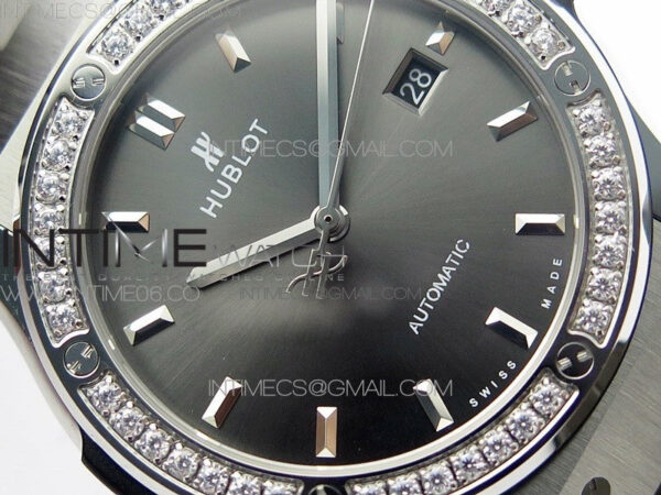 Classic Fusion 42mm SS Paved Diamonds Bezel B50F Gray Dial On Gray Gummy Strap A2892 – Bild 7