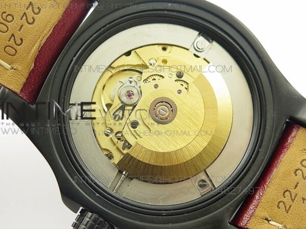 Avenger GMT DLC Black Stick Marker Textured Dial Red Inner Bezel on Leather strap A2836 – Bild 13